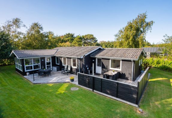 Klassisk sommerhus i Bork Havn med sauna og udestue