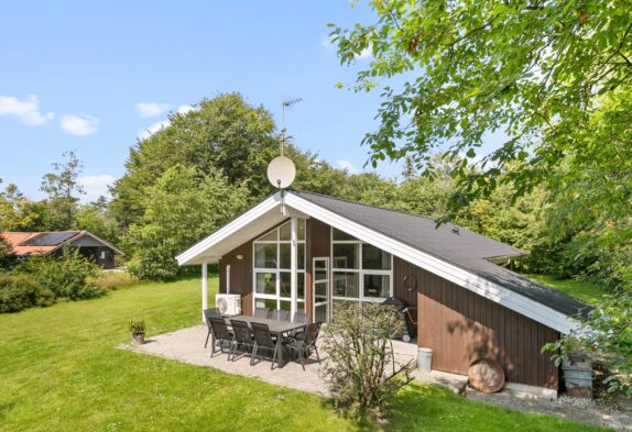 Schönes Sommerhaus mit Whirlpool und Sauna in sonniger Lage