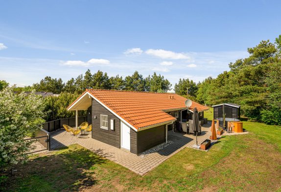 Schönes Ferienhaus mit Badetonne