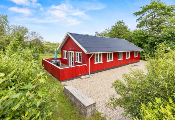 Klassisk og velholdt sommerhus på plænegrund med spa og sauna