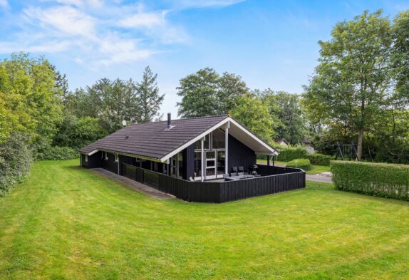 Charmerende sommerhus med sauna og spa