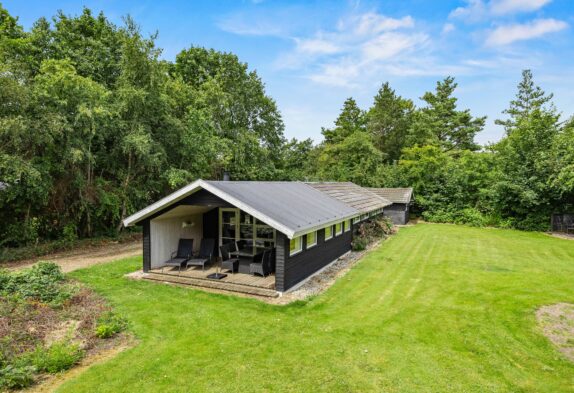 Hyggeligt sommerhus med brændeovn og overdækket terrasse