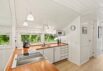 Hyggeligt sommerhus med brændeovn og overdækket terrasse (billede 8)