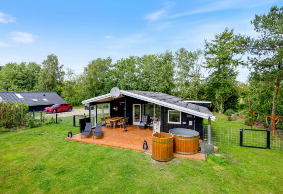 Ferienhausklassiker in Jegum mit Badetonne & Kamin – 2 Hunde