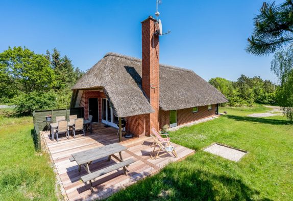 Stråtækt hus med sauna på stor naturgrund