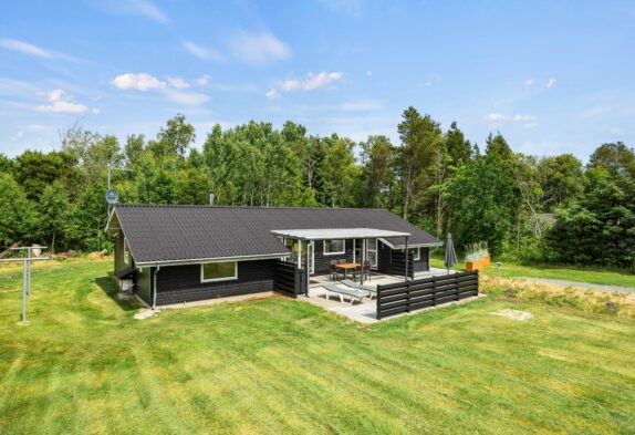 Helles und stilvolles Ferienhaus mit Kamin in ungestörter Lage