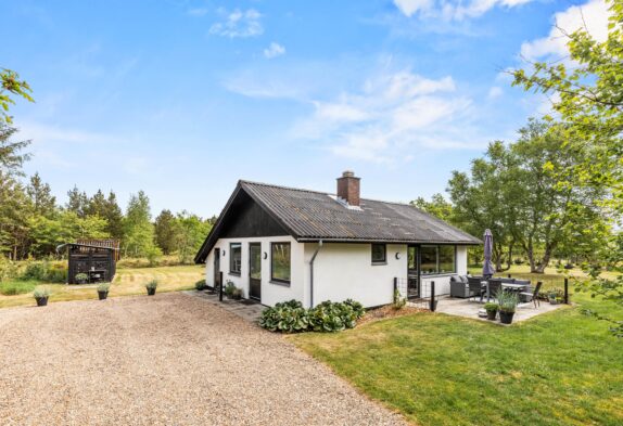 Skønt, lille sommerhus på stor naturgrund med legeplads i Houstrup