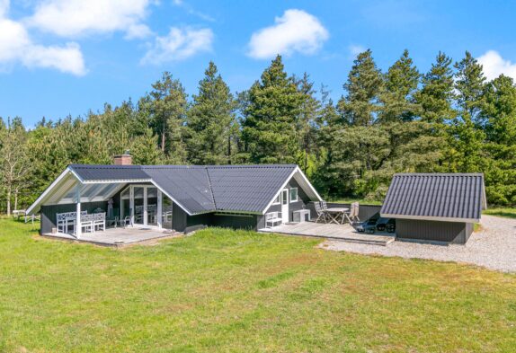 Klassisches Ferienhaus mit Kamin auf tollem Naturgrundstück