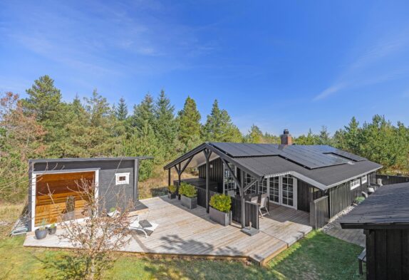 Skønt sommerhus på stor naturgrund i Houstrup – renoveret i 2023
