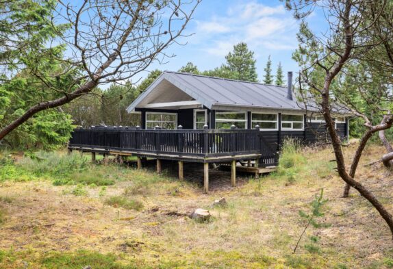 Hyggeligt sommerhus med skøn træterrasse