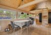 Hyggeligt sommerhus med skøn træterrasse (billede 8)