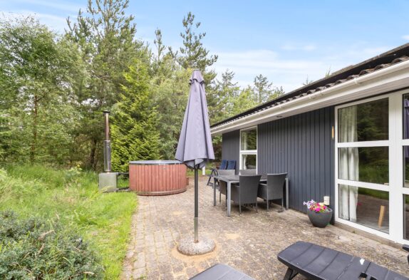 Gemütliches Sommerhaus mit Kamin, Sauna & Whirlpool in Houstrup