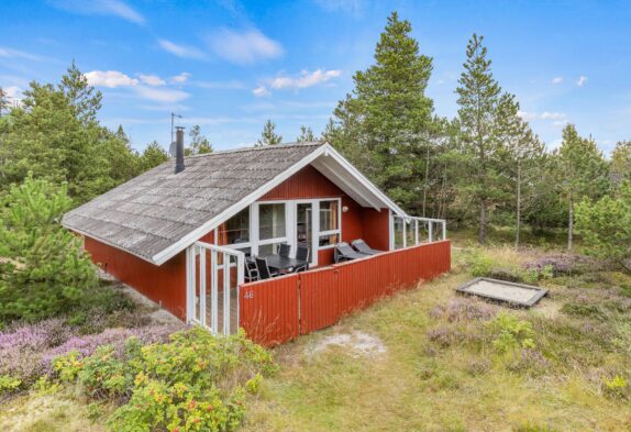 Stemningsfyldt træsommerhus med lukket terrasse