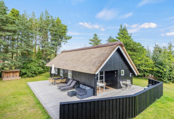 Einladendes Strohdachhaus mit Sauna mitten in Houstrup