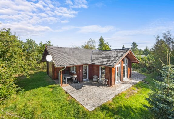 Velholdt sommerhus med sauna og spa i det skønne Houstrup