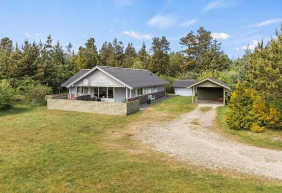 Hyggeligt sommerhus i skovlandskabet med sauna
