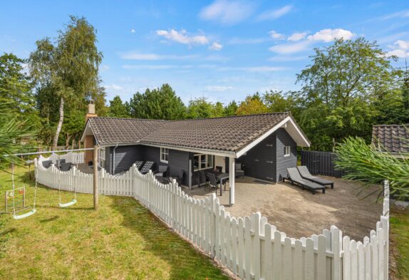 Charmerende sommerhus med sauna og spa