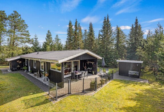 Hyggeligt sommerhus på stor naturgrund med sauna