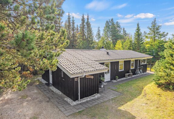 Hyggeligt sommerhus på stor naturgrund med sauna