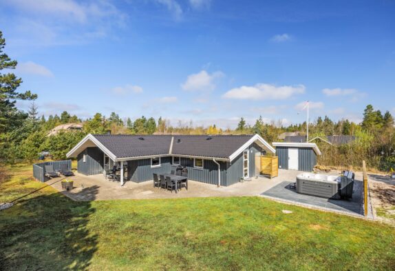 Lyst og venligt feriehus på stor indhegnet plænegrund