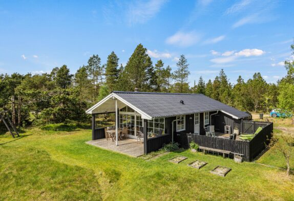 Hyggeligt sommerhus på stor naturgrund i det skønne Houstrup