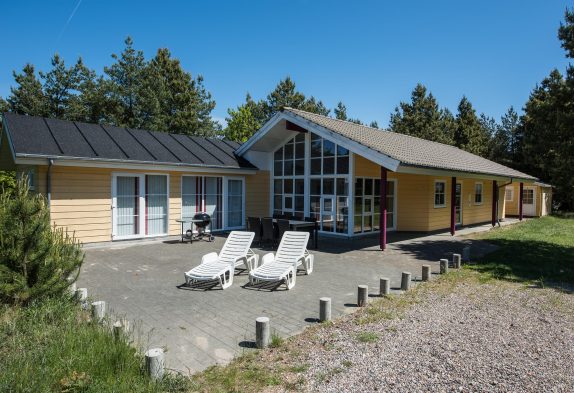 Lyst sommerhus med sauna, spabad og dejlig terrasse