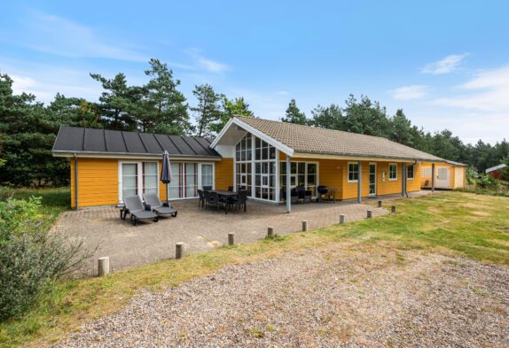 Lyst sommerhus med sauna, spabad og dejlig terrasse