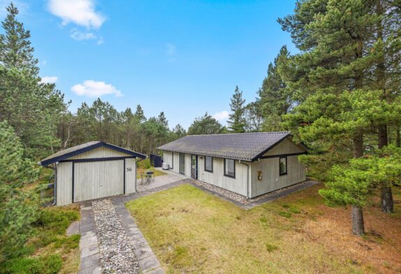 Charmerende sommerhus midt i naturskønne Houstrup