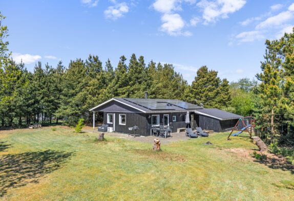 Hyggeligt træsommerhus med overdækket terrasse