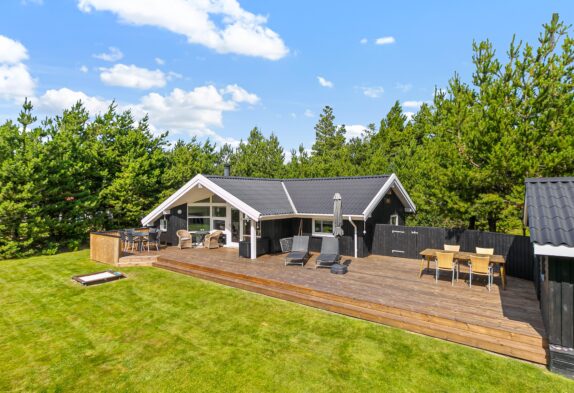 Helles und gemütliches Holzhaus mit offener Terrasse