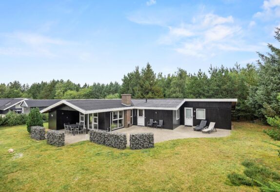 Sommerhus med brændeovn og sauna på stor, afskærmet grund