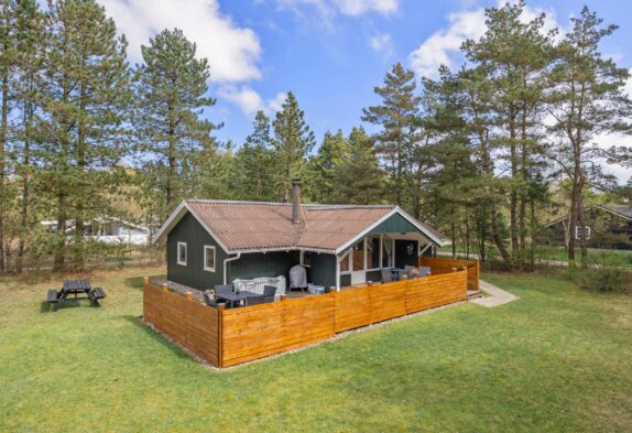 Hyggeligt sommerhus med lækker have