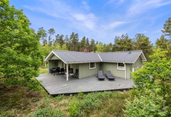 Charmerende træsommerhus med sauna og skøn terrasse