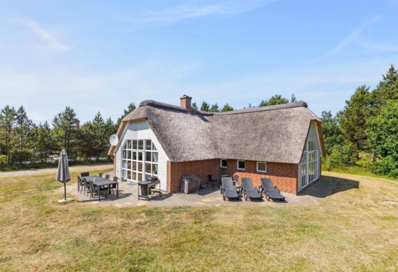 Klassisches Poolhaus mit Sauna und Whirlpool für 10 Personen