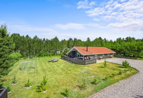 Stilfuldt feriehus i Houstrup med sauna og brændeovn