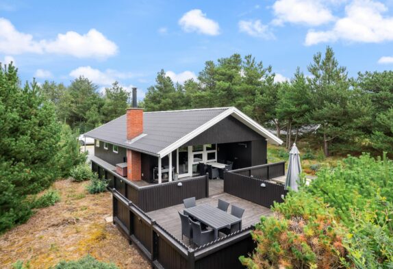 Fredeligt beliggende feriehus med sauna og brændeovn