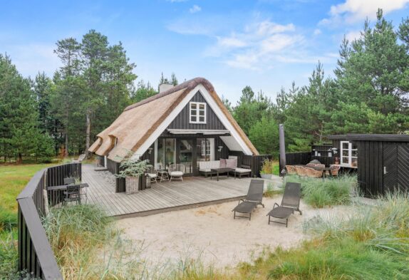 Klassisk stråtækt sommerhus i Houstrups naturskønne rammer