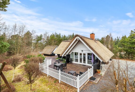 Stråtækt sommerhus med sauna til 5 personer i Houstrup