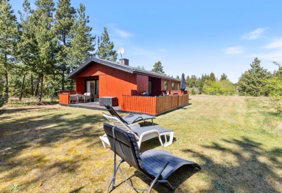 Hyggeligt sommerhus med brændeovn og lukket terrasse