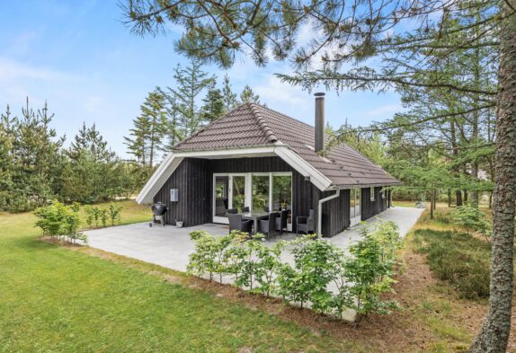 Skønt sommerhus med sandkasse og gynger