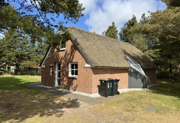Klassisches Reetdach-Ferienhaus mit Sauna und Whirlpool