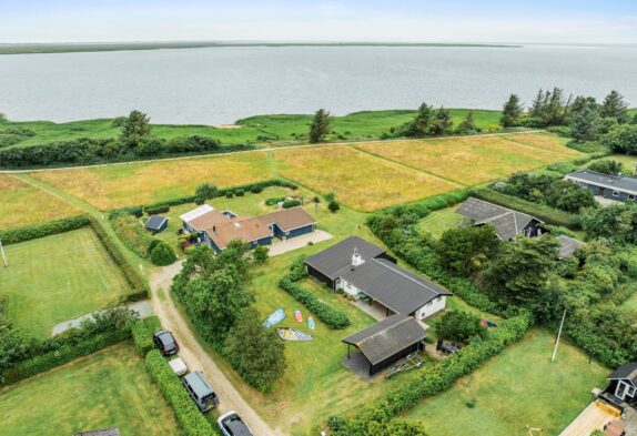 Charmende sommerhus lige ned til havnen