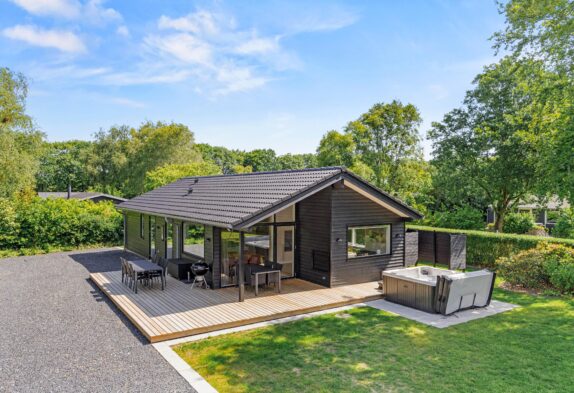 Modernes Ferienhaus mit Außenwhirlpool