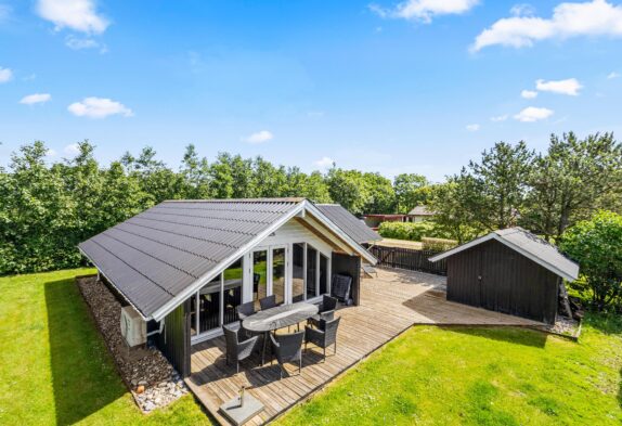 Klassisk og hyggeligt sommerhus i Bork Havn