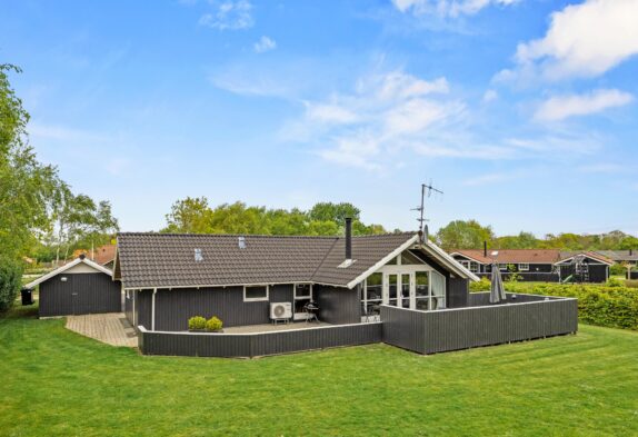 Klassisk sommerhus med indhegnet grund