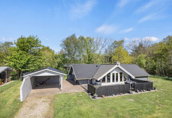 Charmantes Ferienhaus mit Kamin und Carport in Bork Havn