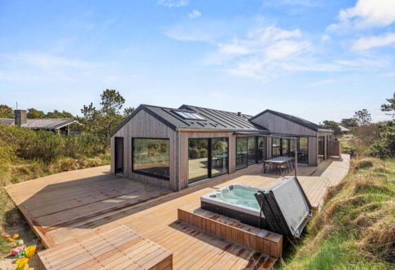 Modernes Ferienhaus mit Außenwhirlpool in Henne Strand