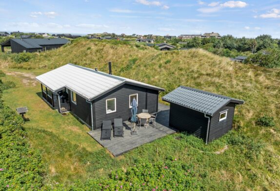 Hyggeligt sommerhus i naturskønne omgivelser i Henne Strand