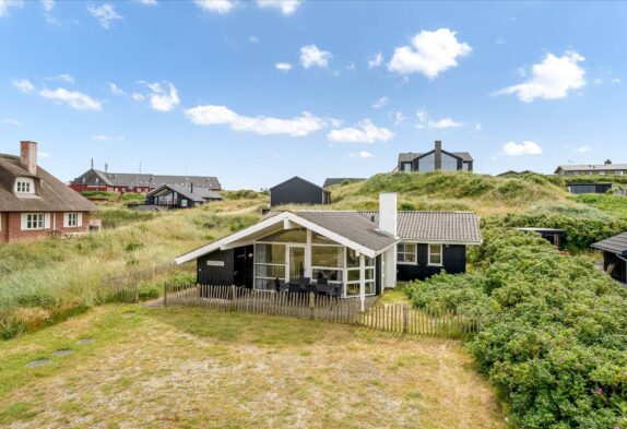 Sommerhus med sauna nær strand i Henne Strand