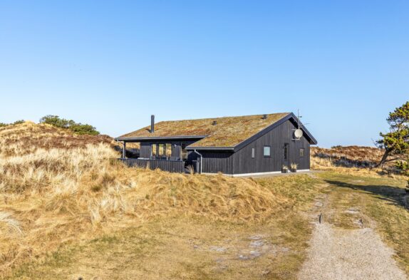 Sommerhus med sauna beliggende i klitter ved Henne Strand